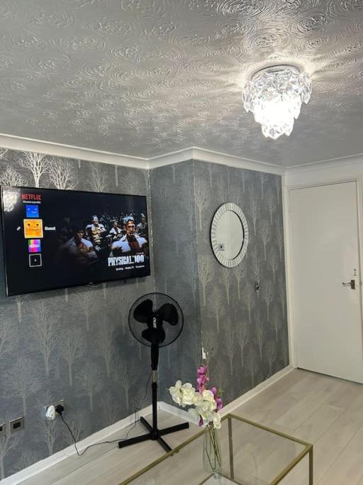 Spacious Two Bedrooms *